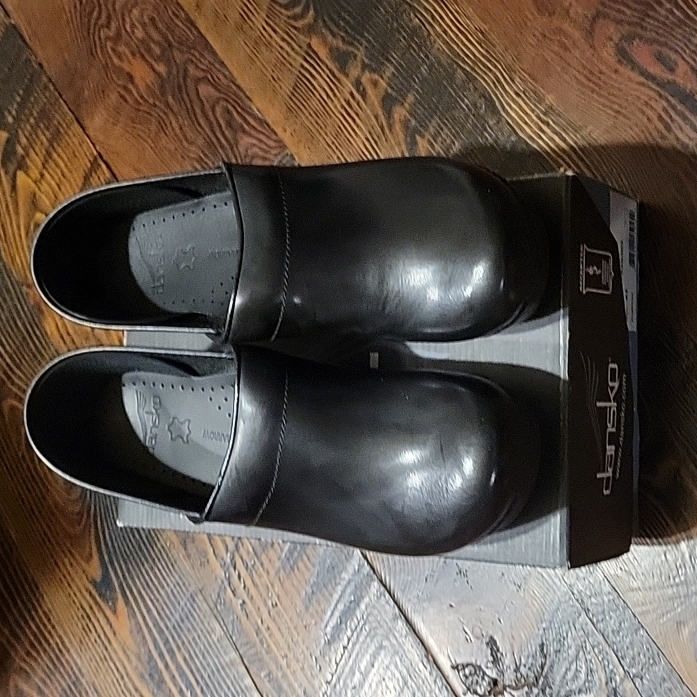 New in Box Danskos size 41 narrow pro black cabrio